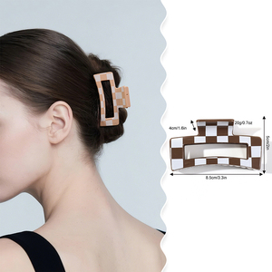 Pince à cheveux carrée ajourée 8,5 cm, motif damier, moyenne, color-block, en plastique, faite à la main, pince requin personnalisable - Product Image 2