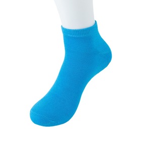 Calcetines al por mayor para niños para parques de trampolín deportivos de interior, transpirables, de Spandex/Nylon, con diseño de agarre tejido, logotipo en el puño inferior y para correr. - Product Image 3