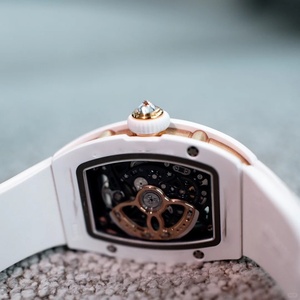Montre-bracelet mécanique classique 07-01 avec boîtier en céramique blanche, mouvement squelette et diamants incrustés - Product Image 6