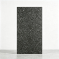 Dalle de terrazzo pleine masse en pierre frittée 1200x2700x6mm gris foncé avec granulats épais pour murs et sols commerciaux de luxe