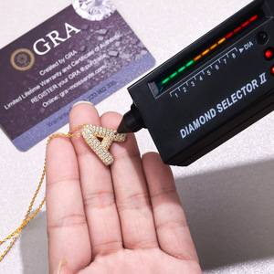 Tinh Tế 925 Sterling Bạc Moissanite Mặt Dây Chuyền Vòng Cổ Cho Nam Giới Gleaming Mạ Vàng Với Thiết Kế Đá Hip Hop Phong Cách Thời Trang - Product Image 2