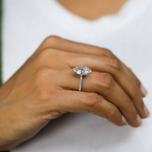 Elegante Anillo de Compromiso de Oro Blanco con Diamante Cultivado en Laboratorio en Corte Marquesa, Anillo de Promesa, Anillo de Eternidad con Pavé, Joyería de Boda - Product Image 2