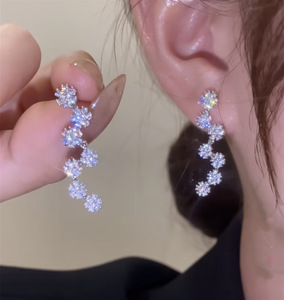 Orecchini Pendenti Lunghi con Motivi Floreali, Fiocchi di Neve e Foglie per Donne, Accessori per Orecchie Semplici e alla Moda per Uso Quotidiano - Product Image 6