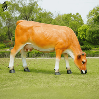 Sculpture de vache simulée en fibre de verre grandeur nature personnalisée, sculpture de taureau pour la décoration extérieure des pelouses, des fermes et des parcs