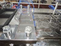 Nouvelle machine de thermoformage pour contenants en plastique jetables automatiques avec couvercle en dôme pour salades de fruits, à vendre