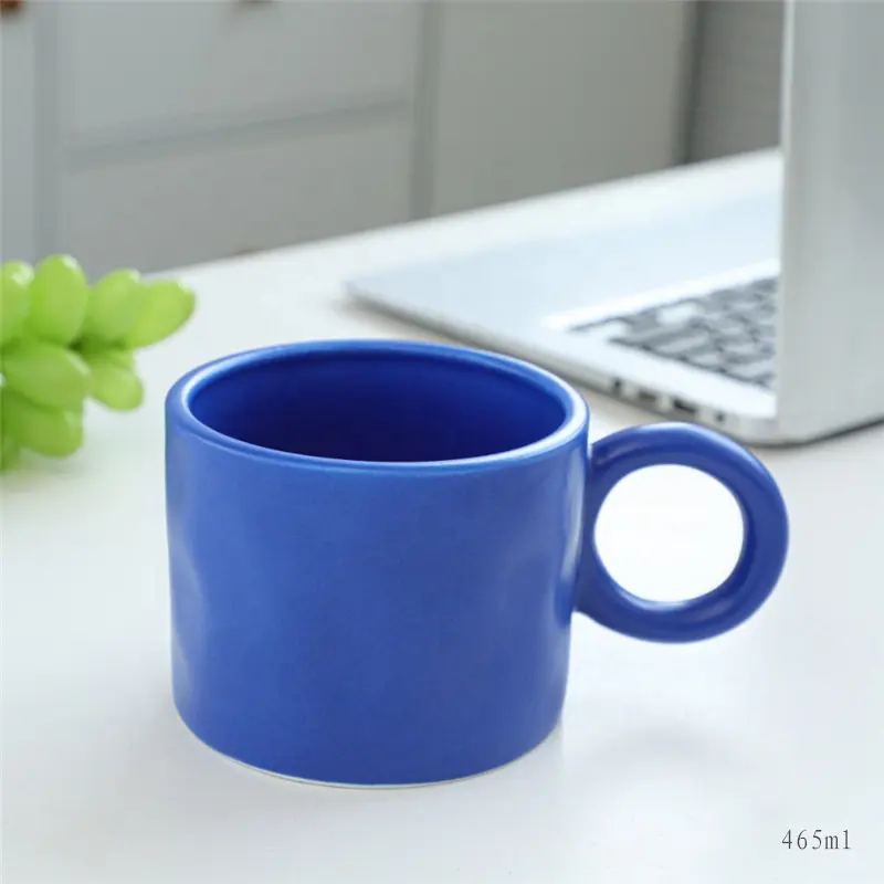 İskandinav tarzı büküm gidon tasarım el yapımı nokta seramik kahve kırışık Klein mavi kupalar bardak kolu ile