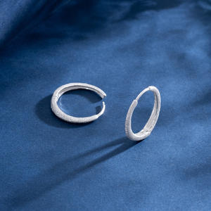 ต่างหูทรงกลมสีเงินสเตอร์ลิงแวววาวแบบเรียบง่ายสำหรับผู้หญิงต่างหูแบบ S925แนวแม่น้ำดาว - Product Image 3