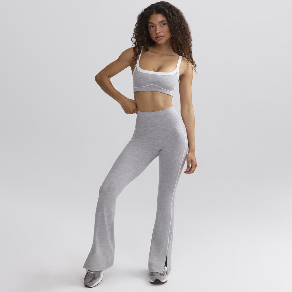 Ensemble soutien-gorge gris et pantalon évasé.