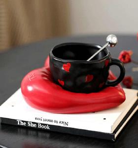 Moderno Juego de Tazas de Cerámica con Forma de Corazón, Diseño Pintado a Mano, Regalo de San Valentín - Product Image 1