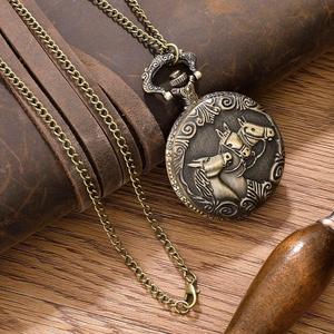 <span class=keywords><strong>Montre</strong></span> de poche vintage en alliage, boîtier rond en quartz, cadran de 47 mm, avec pendentif sculpté de trois chevaux au galop, collier pour homme et femme - Product Image 5