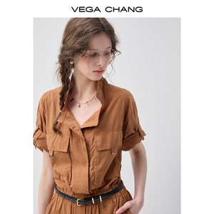 Combinaison utilitaire <span class=keywords><strong>marron</strong></span> caramel VEGA CHANG pour <span class=keywords><strong>femme</strong></span> avec ceinture à la taille, manches à revers, poche poitrine, short décontracté - Product Image 4