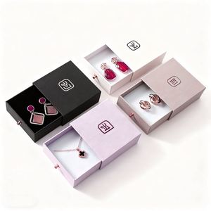 Boîte cadeau personnalisable en gros pour bijoux avec poignée et insert en éponge pour bagues, boucles d'oreilles, colliers, bougies - Product Image 1