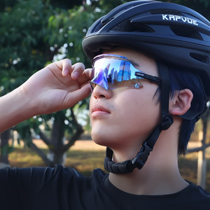 Gafas de sol para ciclismo KAPVOE, lentes fotocromáticas, a prueba de viento, montura completa, correa ajustable, gafas deportivas multifuncionales - Product Image 1
