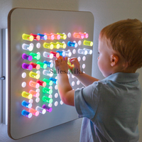 Tableau de fixation de lumière LED interactif, jouet sensoriel mural coloré avec 64 tiges en acrylique pour chambre sensorielle