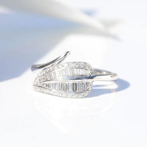 Anello da cocktail geometrico Q741 da donna con diamante taglio smeraldo e incastonatura a canale, anelli di fidanzamento alla moda - Product Image 6