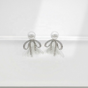 Boucles d'oreilles élégantes rétro en argent sterling 925 plaqué or 18 carats, forme nœud, perle de coquillage, tendance, uniques, pour femme, prix usine. - Product Image 4