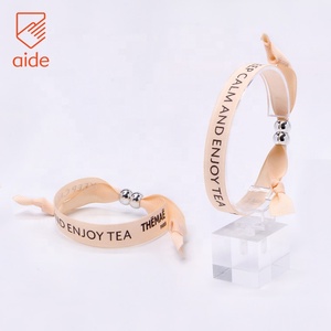 Goedkope gepersonaliseerde mode-armbanden met merklogo, verstelbaar, van satijnstof voor muziekfestivals, geweven stoffen polsbandjes voor feesten - Product Image 3