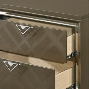 Comodino Skylar con finitura champagne scuro, due cassetti e gambe in cristallo - Product Image 4