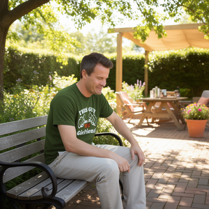 Maglietta con stampa 'This Guy Has A Hot Girlfriend', regalo divertente per anniversario, per fidanzato, San Valentino - Product Image 1