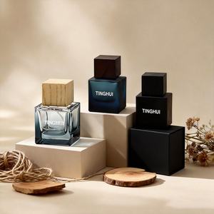 Flacon de parfum vide de luxe 50 ml, forme cube, gris mat dégradé noir, avec bouchon en bois - Product Image 5