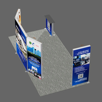 Stand de Exhibición Multipanel con 3 Paneles de Visualización Conectados y Mostrador de Recepción a Juego para Ferias Comerciales de la Industria de Lubricantes y Petróleo