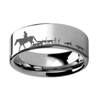 Cincin Tungsten pria, cincin Tungsten pria poles tinggi dengan pohon pinus hutan lanskap hutan Lasered berburu