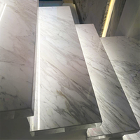 Dalles de marbre blanc Volakas polies naturelles pour marches et contremarches d'escalier courbes intérieures avec éclairage