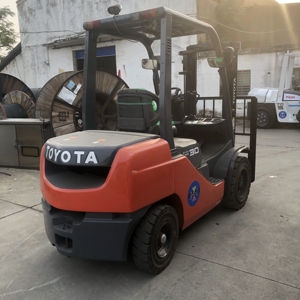 Chariot élévateur Toyota d'origine japonaise 8FD30 3 tonnes d'occasion 4300 kg 0-2000 heures Boîte de vitesses Moteur Pompe pour rapport - Product Image 6