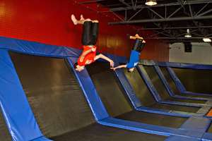 Trampoline de saut d'intérieur multicolore populaire pour enfants et adultes, prix d'usine, <span class=keywords><strong>parc</strong></span> d'aventure en plastique durable - Product Image 5