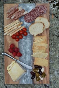 Ensemble de planche à <span class=keywords><strong>fromage</strong></span> et charcuterie en bois d'olivier <span class=keywords><strong>italien</strong></span> <span class=keywords><strong>Plateau</strong></span> en bois <span class=keywords><strong>Plateau</strong></span> en résine époxy Planche à découper Planche à découper pour la charcuterie - Product Image 6