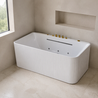 Baignoire autoportante blanche côtelée pour massage, spa à remous moderne pour salles de bain contemporaines