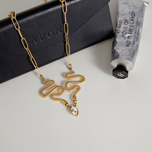 Collar con colgante de serpiente de acero inoxidable en tono dorado con incrustaciones de diamantes de imitación, joyería de animales para mujer, regalo, accesorio de moda - Product Image 4