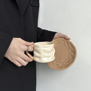 BloomSip Ensemble tasse à café et soucoupe en céramique sculpturale froissée, Mug artistique froissé couleur <span class=keywords><strong>crème</strong></span>, Vente en gros, Logo personnalisé, OEM ODM, Cadeau esthétique - Product Image 5