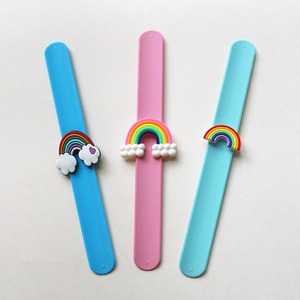 ขายส่งคุณภาพสูงโลโก้ที่กําหนดเอง 3D PVC สแน็ปสายรัดข้อมือไม้บรรทัดclapสร้อยข้อมือซิลิโคนตบสายรัดข้อมือตบสร้อยข้อมือ - Product Image 4