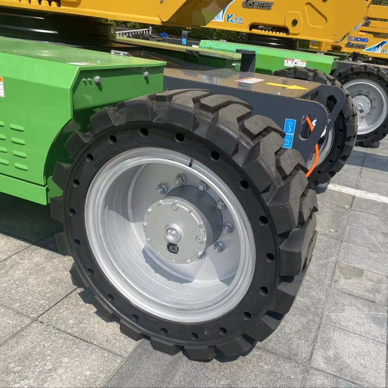 Anti-puncture 385/65-24 Heavy-duty Boom Lift Solid Tire Skid Steer Loader Tire With Rim for Genie S-100