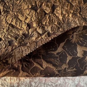 Tessuto in broccato Jacquard in poliestere per realizzare un abito plissettato con maniche a lanterna Jacquard - Product Image 1