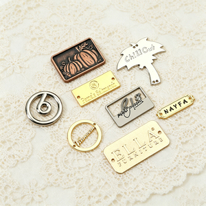 Étiquette nominative professionnelle sur mesure en alliage de zinc pour vêtements et bagages, avec logo en relief. - Product Image 3