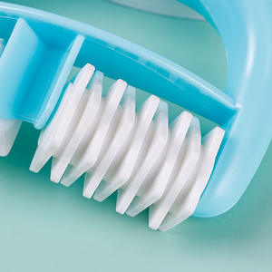 Masajeador manual de plástico con ruedas dobles y mango redondo para masaje de piernas, cintura, cadera y espalda. - Product Image 1