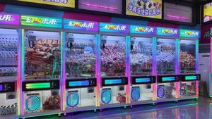 Custom-designed Giant <b>Claw</b> <b>Machine</b>, a Coin-operated Human-shaped Button Automatic Arcade Vending <b>Machine</b> with Plush Toys. - Product Image 6