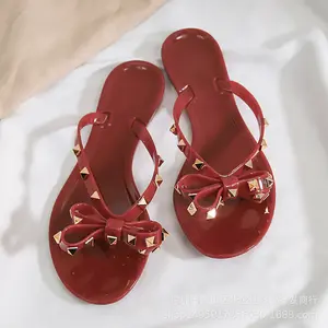 Vendita all'ingrosso sandali piatti netto-Pantofole donne 2021 nuovo non-slip rivetto sandali netto fiocco rosso scarpe da spiaggia sandali piatti sandali di usura infradito