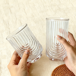 Verres ondulés réutilisables créatifs pour la bière, le jus, le café glacé de Noël – Tasse à boire élégante en forme de U à rayures, anti-fuite - Product Image 4