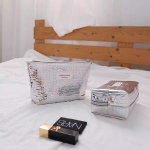 Trousse de maquillage argentée métallisée à motifs crocodiles Couture d'étiquettes de haute qualité 8 pouces 12 pouces - Product Image 6