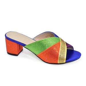 Nueva zapatilla de diseñador Última moda Mujeres maduras Precio bajo Plataforma de lujo Zapatos tachonados Tacones de aguja Zapatos de mujer Chinelo - Product Image 4
