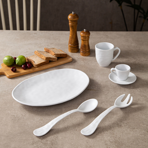 סטים של כלי אוכל מלמין בצבע לבן-זהב, בעיצוב סקנדינבי מודרני, איכותי, ידידותי למשתמש, ניתן להתאמה אישית, עם גימור מט וטבעת אחיזה אחת. - Product Image 3