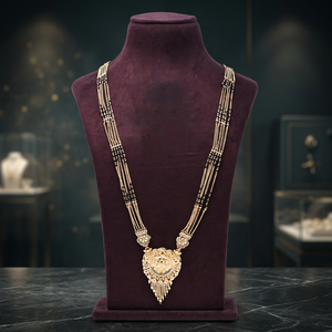 Colgante de oro tradicional Mangalsutra Collar Joyería india con cuentas negras para ocasiones de boda Chapado en oro - Product Image 1