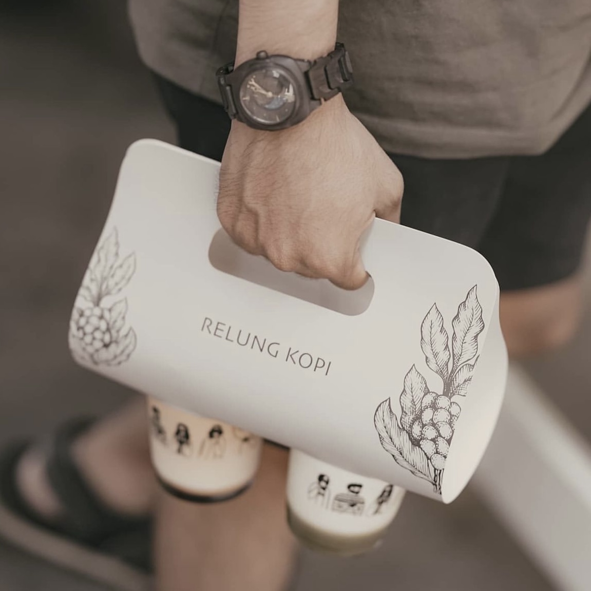 Custom Design Portable Kraft Paper Cup Holders Hot Coffee Paper Cup Carriers For Takeaway Food Packaging