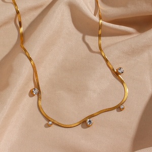 Collier ras du cou en acier inoxydable plaqué or 18 carats avec chaîne serpent et pendentif zircon rond, idéal pour le dropshipping - Product Image 3