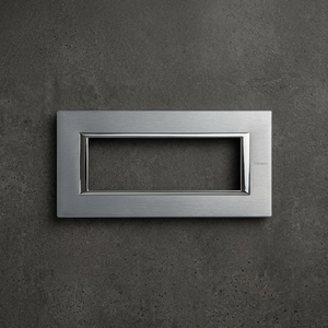 Plaque rectangulaire Axolute HA4806AZ par BTICINO pour 6 modules MERCURY Fabrication de tôles métalliques Fabriqué en Italie - Product Image 3