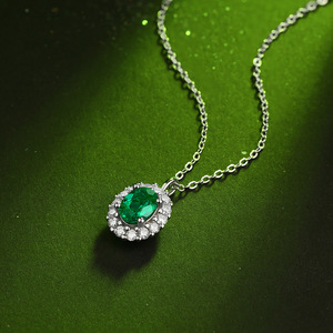 Collier romantique tendance avec chaîne à maillons ovales, pendentif en imitation de jade et perle de style émeraude - Product Image 4