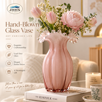 Vase en verre côtelé rose fait main avec bord festonné, récipient à fleurs en verre artistique pour la décoration de table de salon
